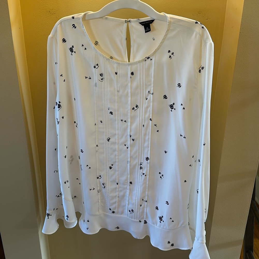 Ann Taylor white blouse with black flowers| size Medium